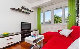 Apartment Put Meja